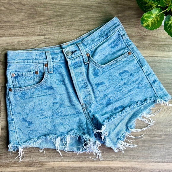 Levi’s x Peanuts Snoopy Print High-Rise Cutoff Denim Shorts Size W26 - Picture 2 of 16
